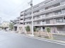 穏やかな街並みに調和する、落ち着いた佇まいの住まい。