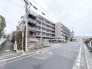 歩道と建物が整然と並び、静かで落ち着いた街並みが広がります
