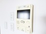 清潔感のある壁に、機能的なインターホンが馴染む空間