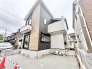 異素材を組み合わせたモダンな外観が、街並みに洗練された調和をもたらしています。
