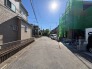 落ち着いた住宅街の雰囲気が漂う、見通しの良い穏やかな周辺環境が魅力です。