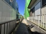 空高く澄み渡る青空のもと、周囲の建物に囲まれながらも静かな時間が流れる落ち着いた住環境の一角です。