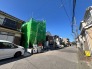 澄み渡る青空のもと、落ち着いた住宅街の雰囲気が日常に溶け込む穏やかな立地環境です。