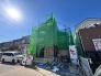 新たな暮らしの形が静かに整えられていく、穏やかな街並みに馴染む建築現場の風景です。