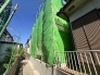 住まいのメンテナンスが行き届き、永く快適に暮らすための丁寧な手入れが感じられる一場面です。