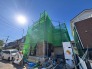 新しい暮らしの形が少しずつ整っていく、期待に胸が膨らむ建築中の風景です。