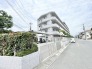 街並みに溶け込む落ち着いた佇まいで、穏やかな日常が流れる住環境が整っています。