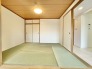 リビングと一体のように使える和室。
和の趣を感じる、落ち着きのある空間