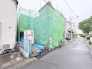 緑のシートに包まれた、静かな街並み。