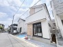 洗練された意匠が街並みに馴染み、日常の暮らしを穏やかに整えてくれる住まいです。