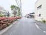 鮮やかな植栽と閑静な住宅街が調和する、穏やかな街並み。