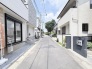閑静な住宅街に佇み、落ち着いた街並みと開放感が日々の暮らしに安らぎをもたらします。