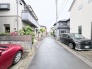 静かな街並みに調和する、落ち着いた佇まい。