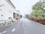 緑豊かな生垣が彩る、穏やかな住宅街の風景