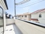 開放感のある空が広がり、穏やかな日常が流れる住環境を感じさせてくれる眺望です。