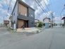 落ち着いた色合いの外壁が街並みに馴染み、穏やかな日常を予感させる佇まいです。