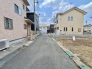 空が広く見渡せる、落ち着いた佇まいの住宅街に位置する穏やかな環境です。