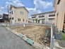周辺環境と調和する穏やかな住環境に位置し、理想の住まいを形にするための広々とした可能性が広がっています。