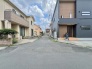 落ち着いた住宅街の雰囲気が心地よく、日々の暮らしに安らぎを感じさせてくれる穏やかな街並みです。