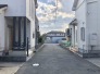 私道の先は、住民の方が主に利用する交通量少なめの道路につながります。
