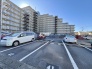 青空の下、整然と並ぶ車列が穏やかな日常を彩る。
