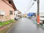 住民の方が主に利用する交通量少なめの道路に面してます。
