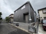 端正なフォルムが街並みに静かに馴染み、落ち着いた佇まいを感じさせる外観です。