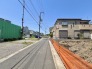住民の方が主に利用する交通量少なめの道路に面してます。
