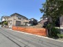 幅員の狭い道ですが、車通りの少ない住宅街に立地してます。
