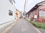 周辺の建物と調和しながら、日常の静けさを感じさせる落ち着いた街並みの景色が広がっています。