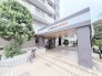 緑に囲まれた、落ち着きあるエントランス空間。