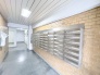 洗練されたメールボックスが並び、穏やかな時間が流れる共用空間