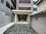 趣のある石畳が、住まいへの導入部を穏やかに演出しています。