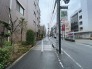 緑豊かな植栽が彩る、落ち着いた街並みが広がります。