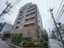 草加駅徒歩3分の近さ。通勤通学に便利で、駅周辺の生活施設も利用しやすい。
