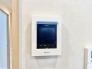 住まいの安全を見守り、日々の安心を支える機能的な設備が整っています。