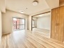 木目の温もりと洗練された内装が調和し、日々の暮らしに穏やかな心地よさをもたらす空間です。
