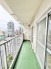 街の景色を日常の一部として感じながら、風通しの良さを実感できる開放的な空間です。