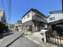 澄み渡る空の下、心地よい静けさが広がる邸宅。
