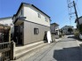 落ち着いた色合いの外観が、街並みに調和する佇まい。