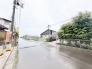 穏やかな空気が流れる閑静な住宅街で、日々の暮らしに静かな安らぎをもたらす心地よい住環境です。