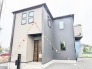 洗練されたツートーンの外観が街並みに馴染み、落ち着きのある佇まいが日々の暮らしを穏やかに整えてくれます。