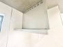 洗練されたメタリックな質感とシンプルなデザインが、静かで整然とした空間を演出します。