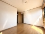 柔らかな光が床に広がり、心地よい穏やかな空間を演出します。