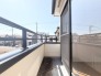 広がる青空と、街並みが遠くまで見渡せる開放的な空間
