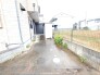 マイカースペースを１台分確保。現地で車幅と共にご確認ください。
