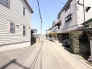 穏やかな街並みに佇む、温かな雰囲気の住まい。