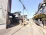 澄み渡る空の下、静かな時間が流れる住まい。