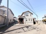 青空の下、心地よい風を感じる穏やかな住まい