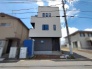 洗練されたツートーンの外観が、街並みに落ち着きと確かな存在感をもたらしています。